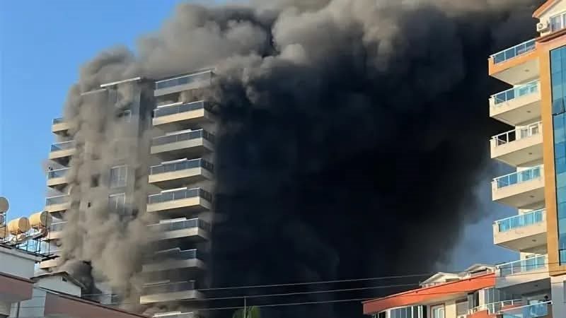Antalya’nın Alanya ilçesinde otel inşaatında yangın çıktı. İtfaiye ekipleri alevleri