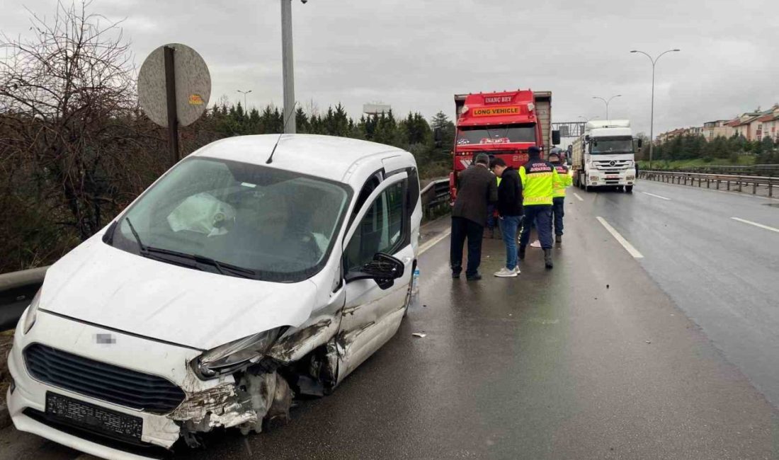Kocaeli TEM Otoyolu’nda arızalanarak yol kenarında duran otomobil sebebiyle 3