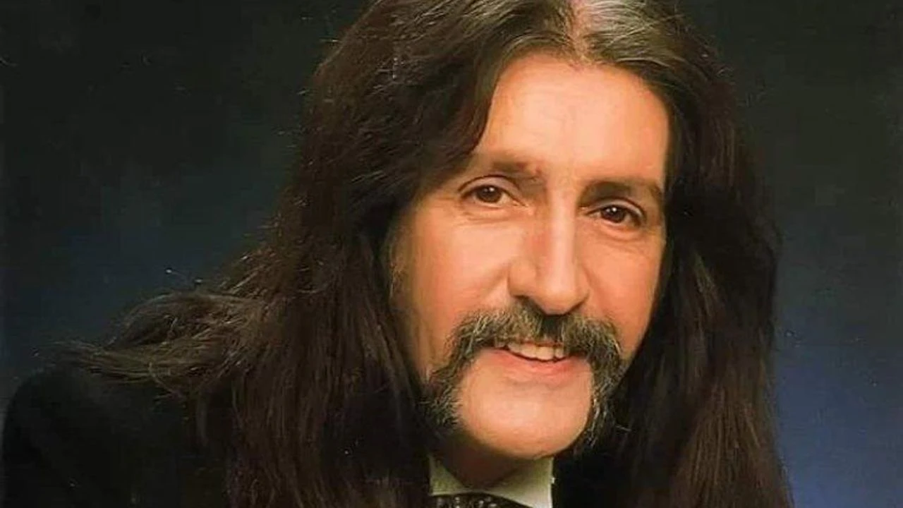 Gölcük Belediyesi, Türk müziğinin efsanelerinden biri olan Barış Manço’yu, ölüm