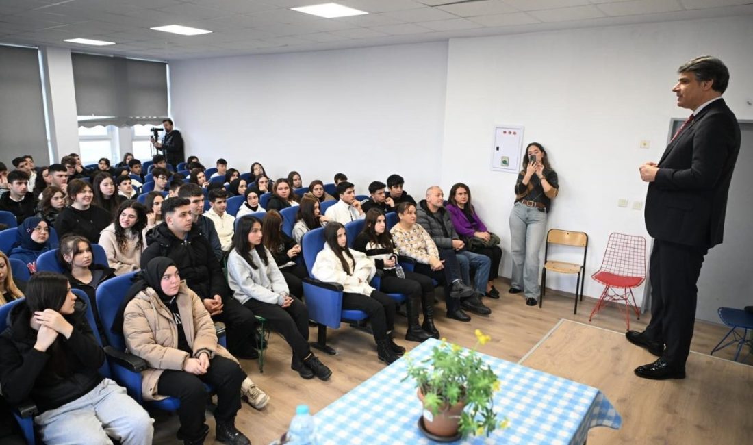 Kartepe Belediye Başkanı Mustafa Kocaman, lise öğrencileriyle bir araya geldi.