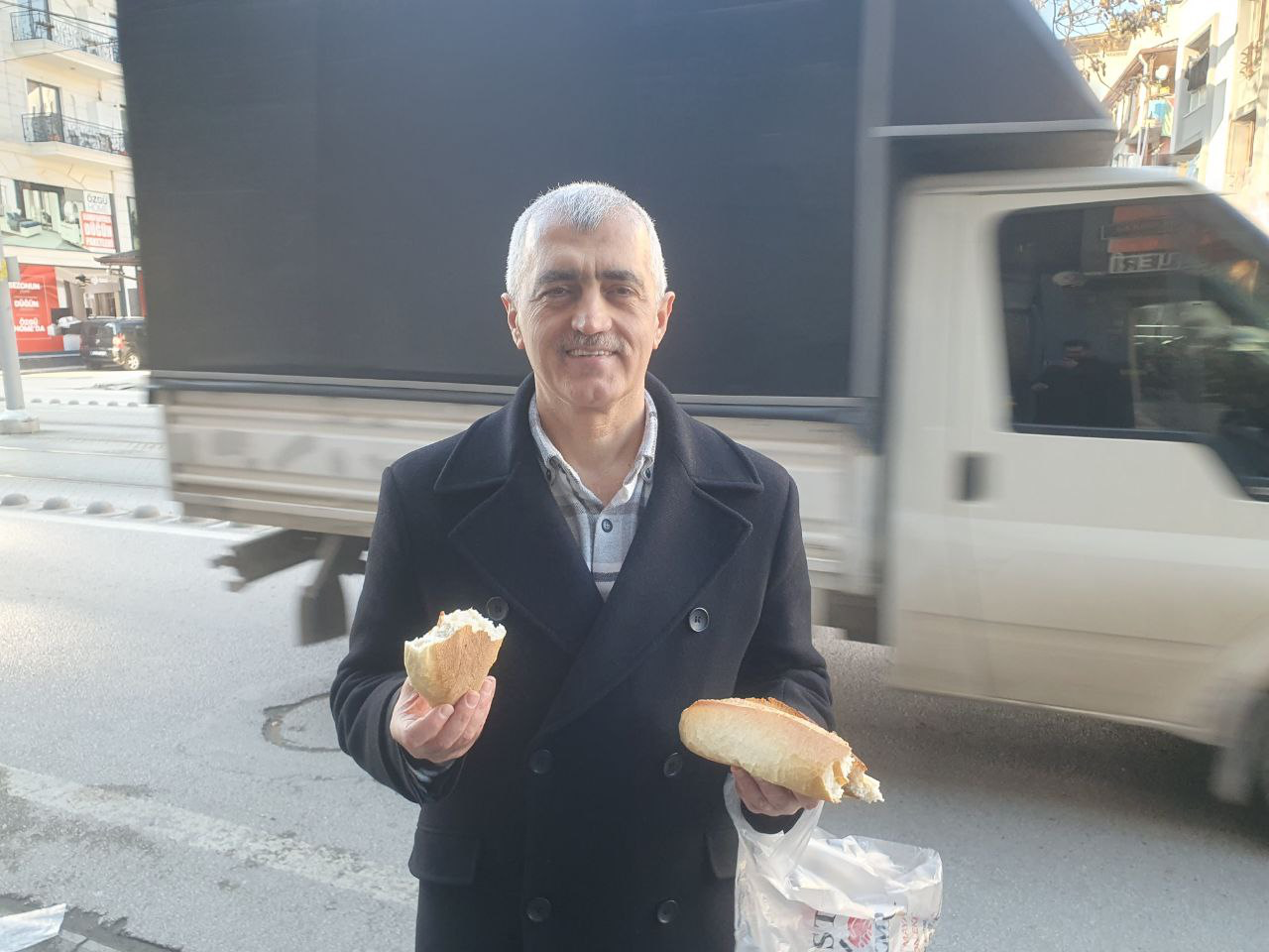DEM Parti Kocaeli Milletvekili Ömer Faruk Gergerlioğlu, Kocaeli’de ekmeğe yapılan
