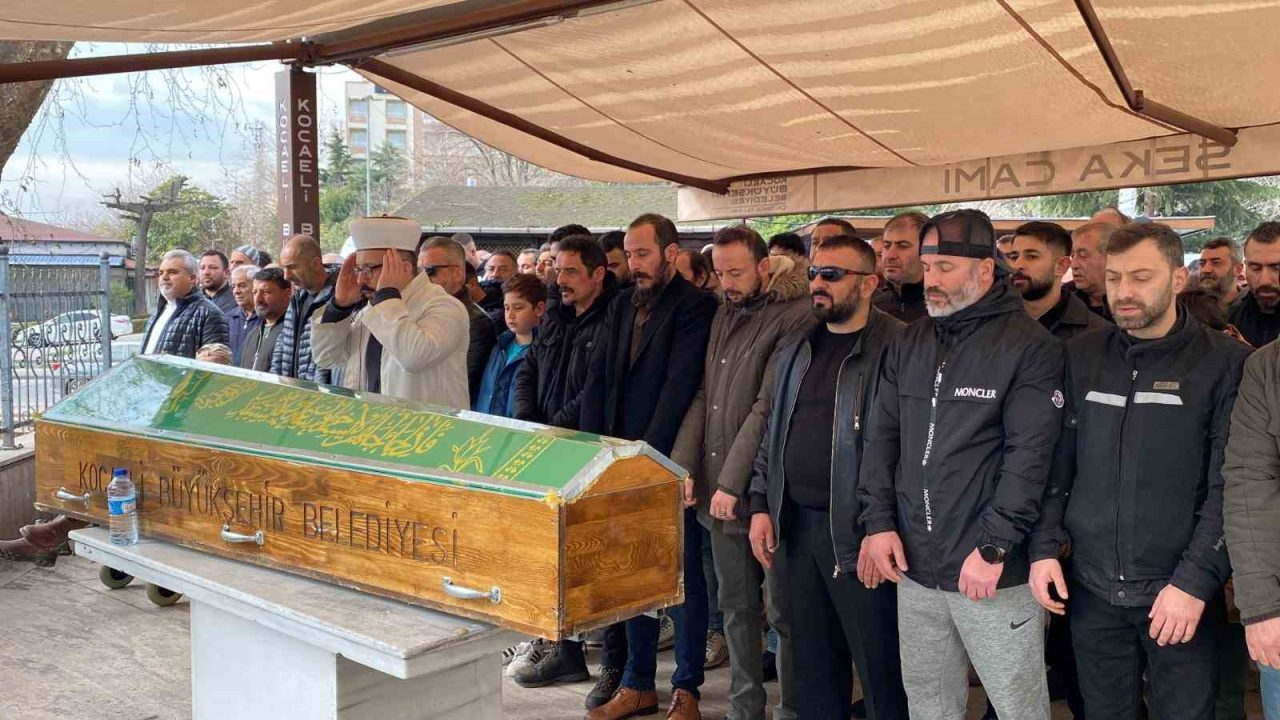 Kocaeli’nin İzmit ilçesinde yol kenarında bıçaklanmış halde bulunan ve hayatını