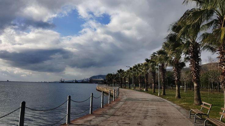 İzmit Vapur İskelesi’nde meydana gelen olayda, 60’lı yaşlarındaki bir kadın