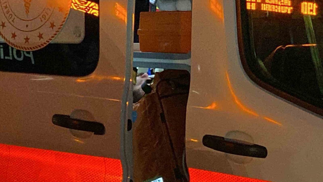 Kocaeli’nin İzmit ilçesinde otomobile çarpan hafif ticari aracın sürücüsü yaralandı.