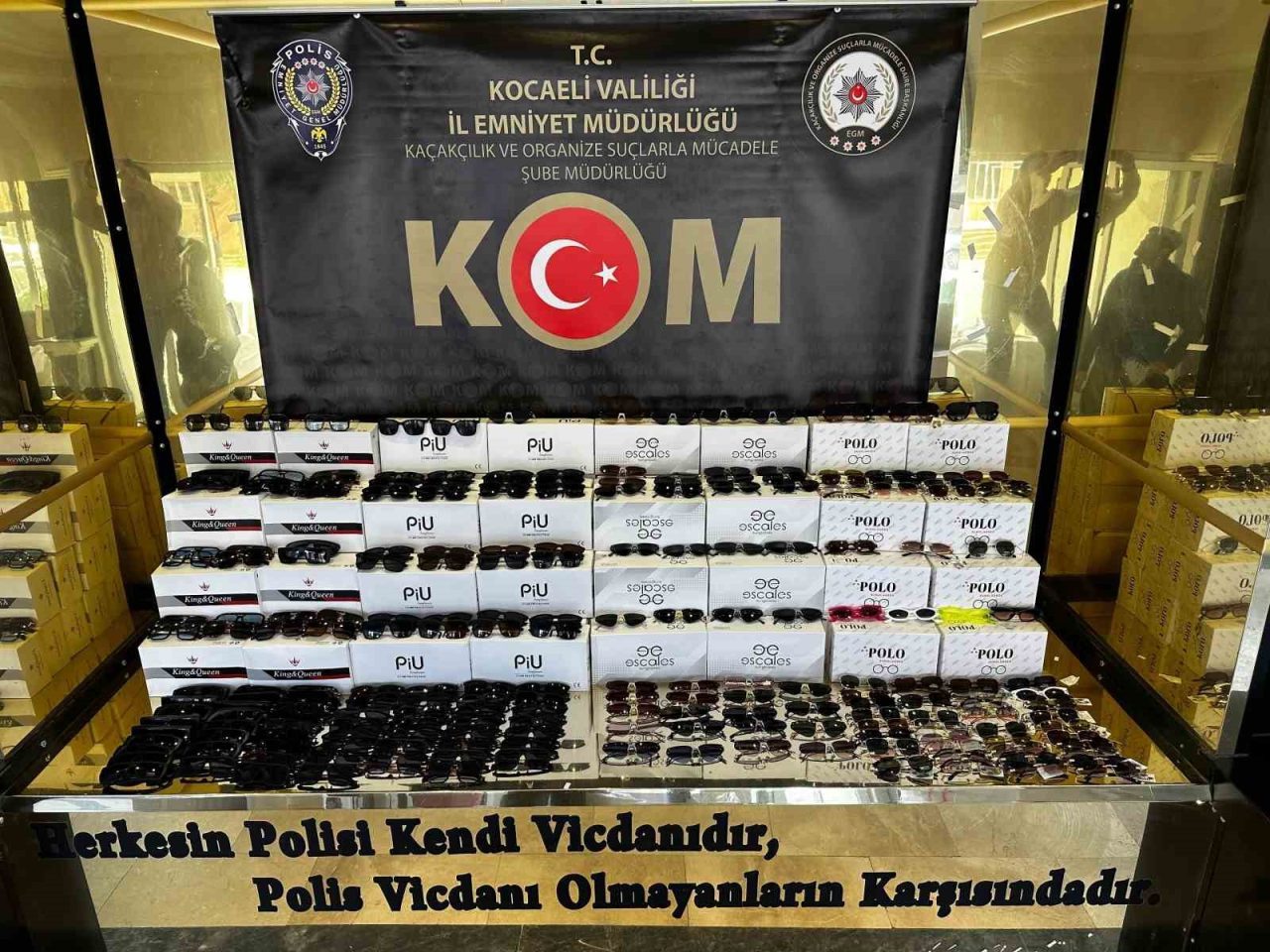 Kocaeli’de polis ekiplerince bir tırda yapılan aramada 169 bin 680