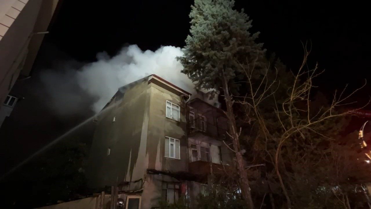 Kocaeli’nin Derince ilçesinde 3 katlı binanın çatısı alevlere teslim oldu.