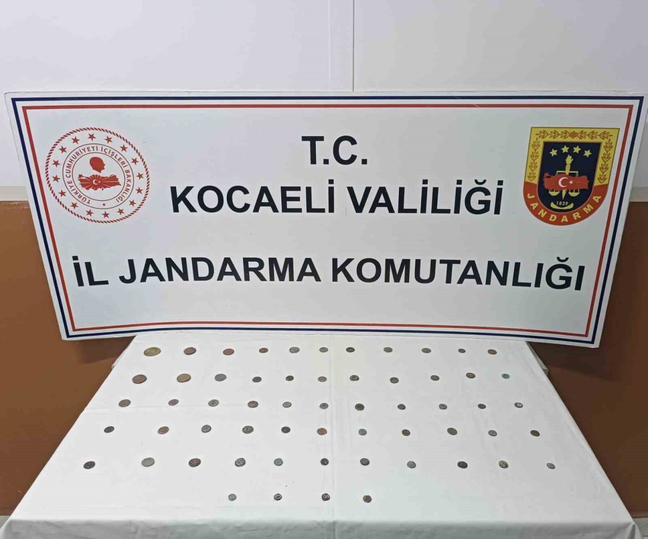 Kocaeli’nin Kartepe ilçesinde 59 sikke ele geçirildi.