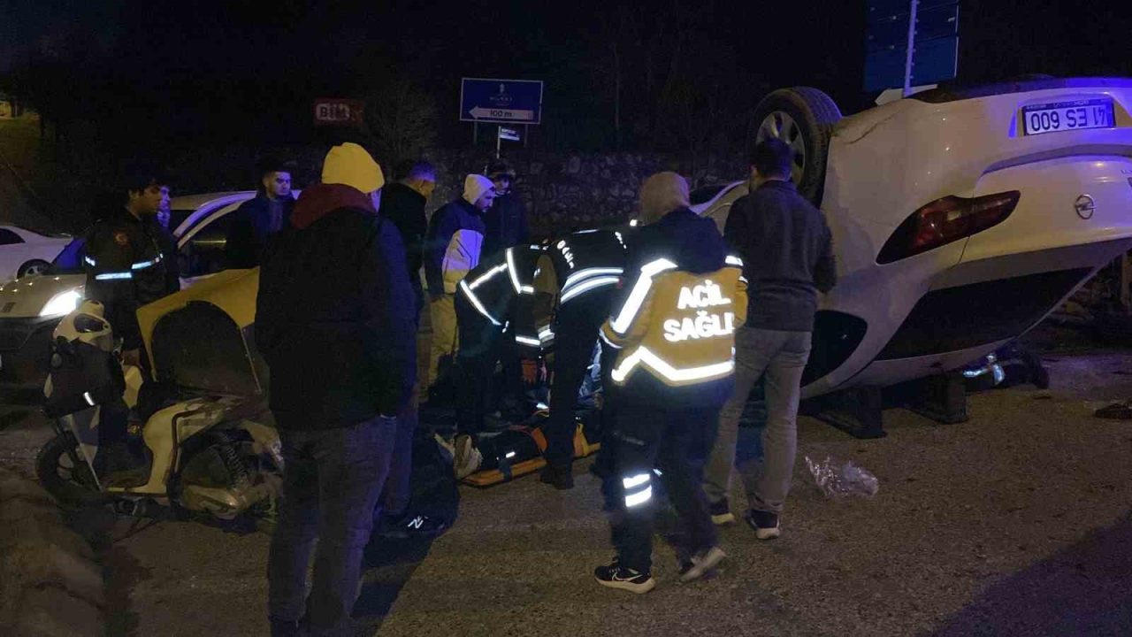Kocaeli’nin İzmit ilçesinde kavşakta çarpışan 2 araç takla attı, meydana