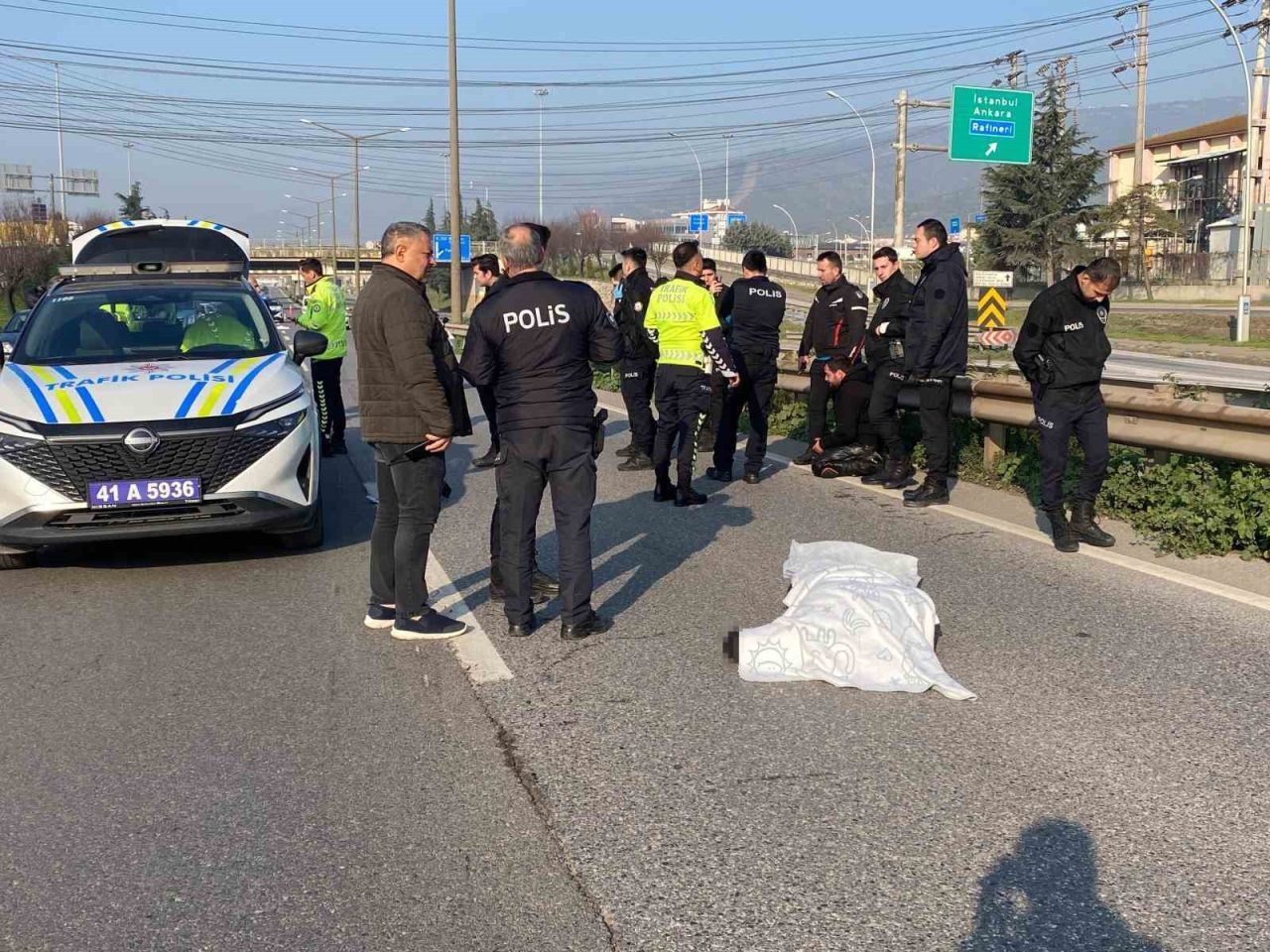 D-100 karayolunun Kocaeli geçişinde bariyerler çarpan motosikletin sürücüsü hayatını kaybetti.