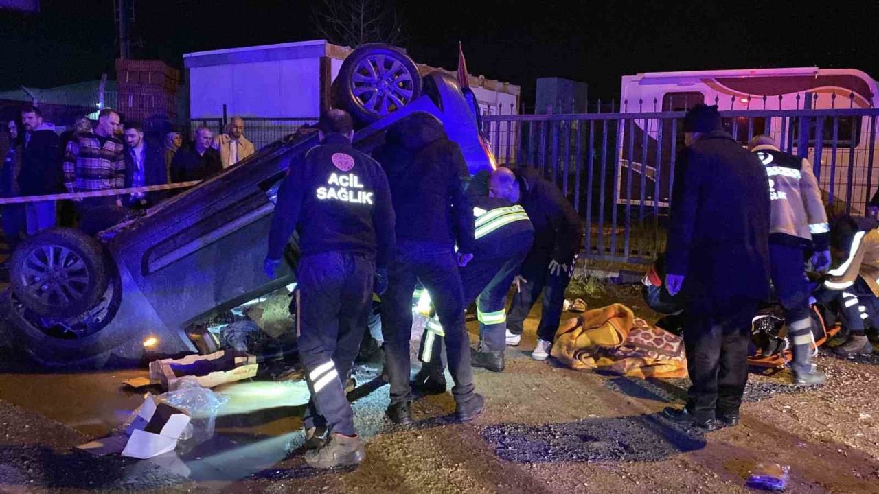 Kocaeli’nin Kartepe ilçesinde tırın arkadan çarptığı hafif ticari araç, yaklaşık