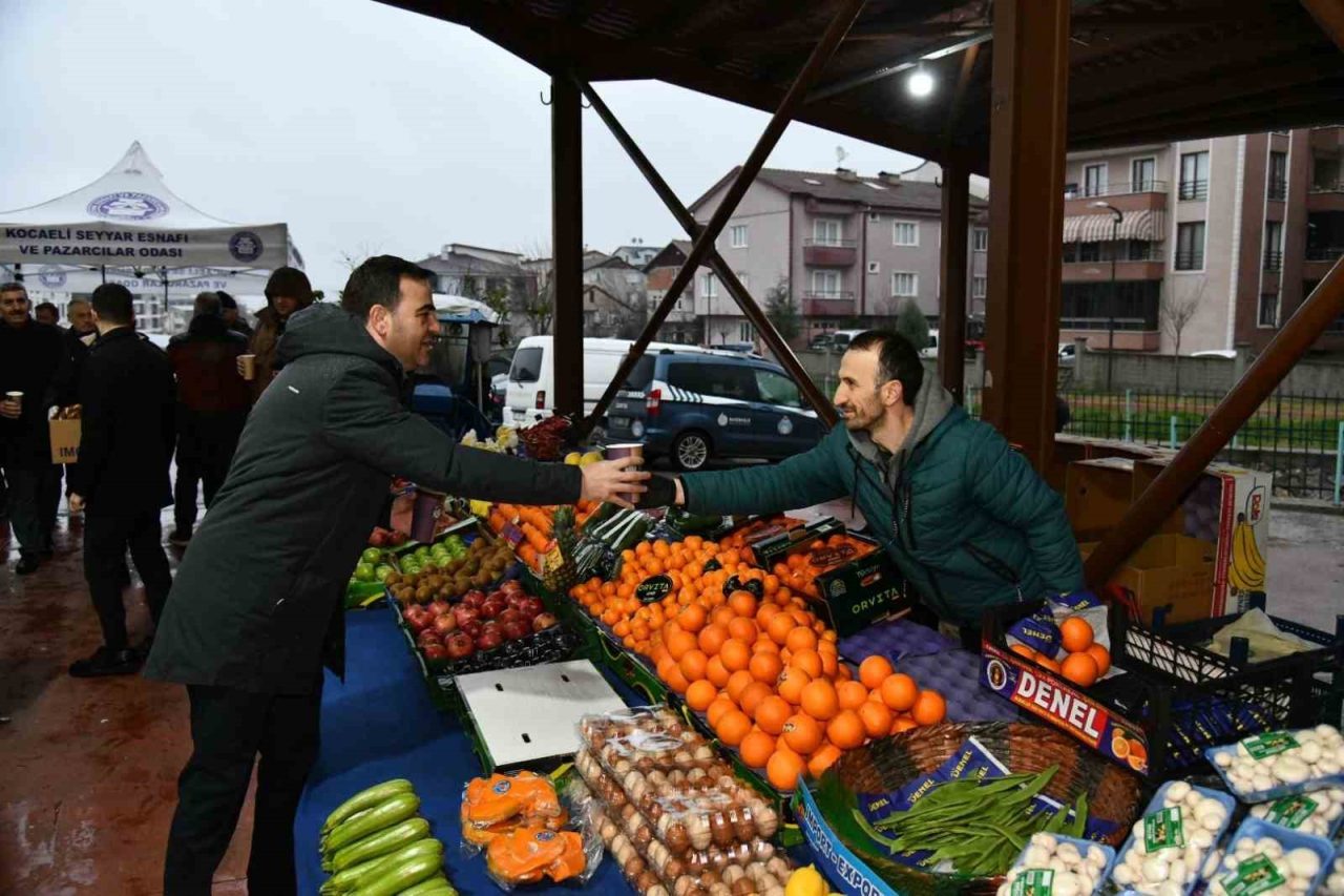 Başiskele Belediye Başkanı Yasin Özlü, sabahın erken saatlerinde pazarcı esnafına