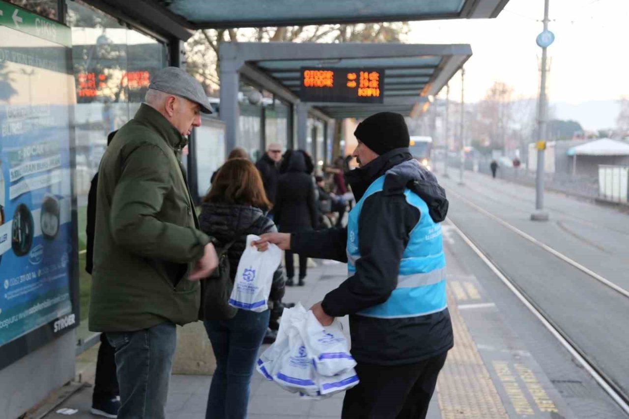 Kocaeli’de belediye ekipleri, soğuk havaya rağmen tramvay, otobüs durakları ve