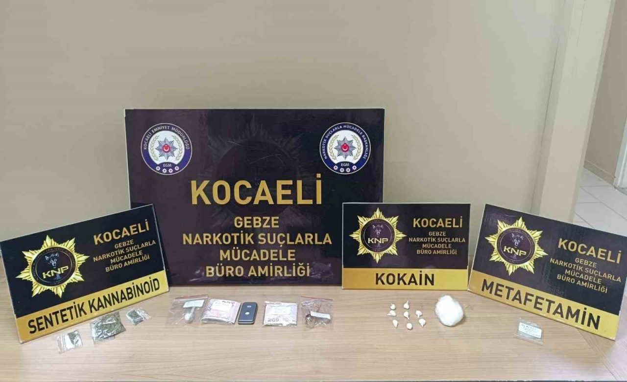 Kocaeli’nde uyuşturucu tacirlerine yönelik operasyonda yakalanan 4 kişiden 3’ü tutuklandı.