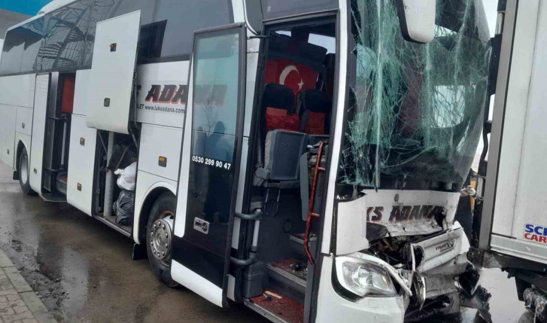 Niğde’de yolcu otobüsünün tıra çarpması sonucu 8 kişi yaralandı.
