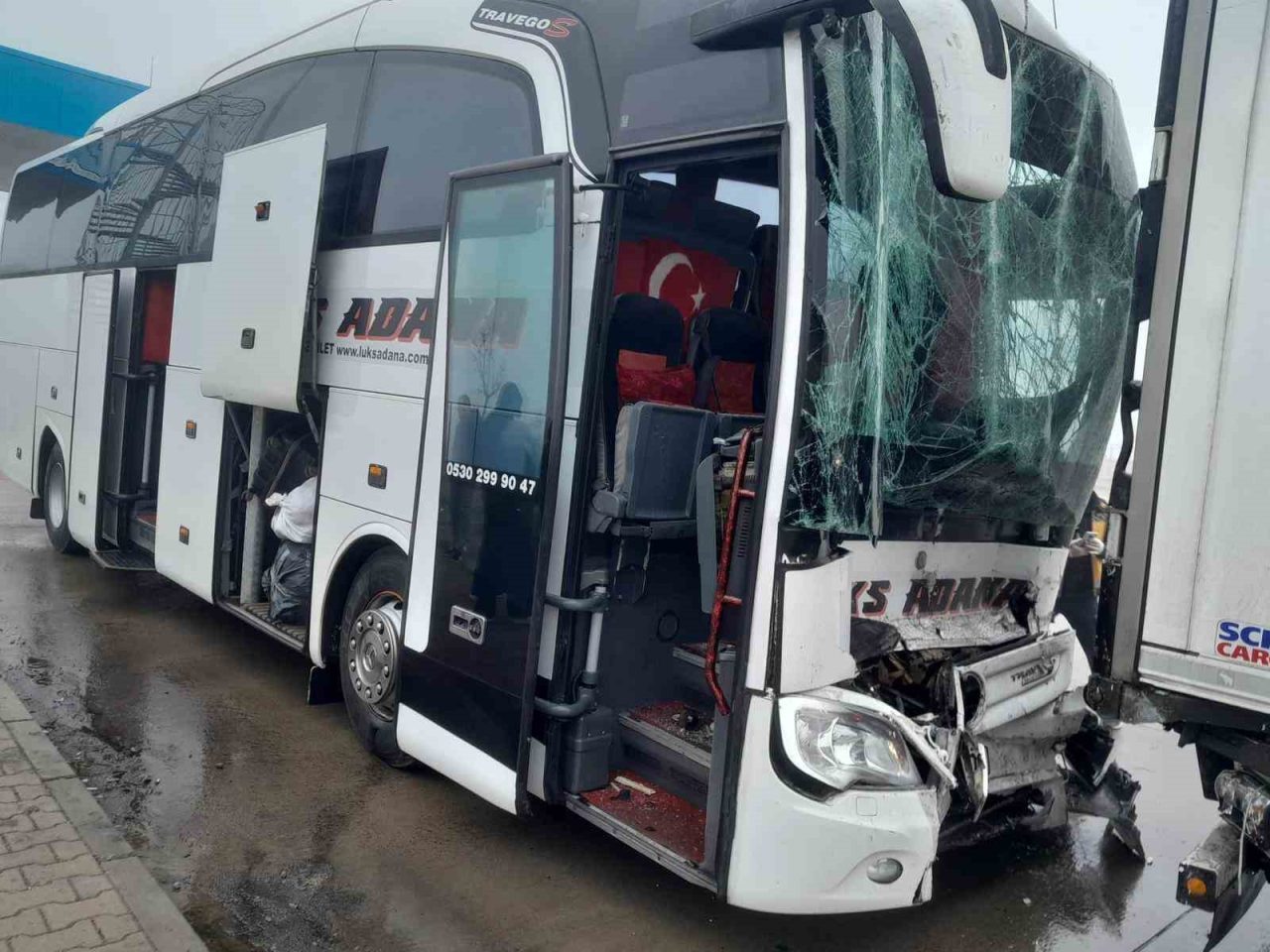 Niğde’de yolcu otobüsünün tıra çarpması sonucu 8 kişi yaralandı.