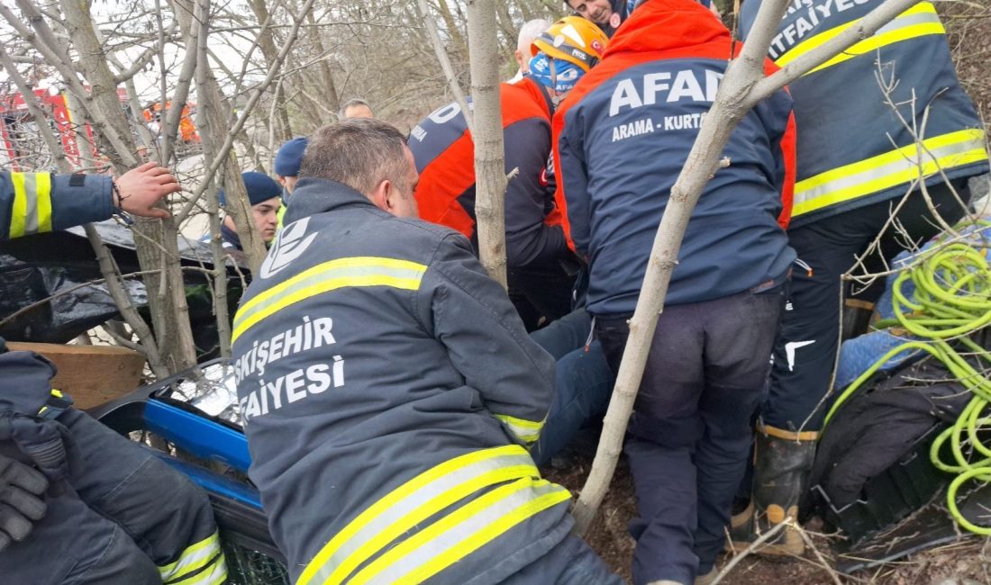 Eskişehir’de henüz bilinmeyen bir sebeple kaza yapan akaryakıt yüklü tir