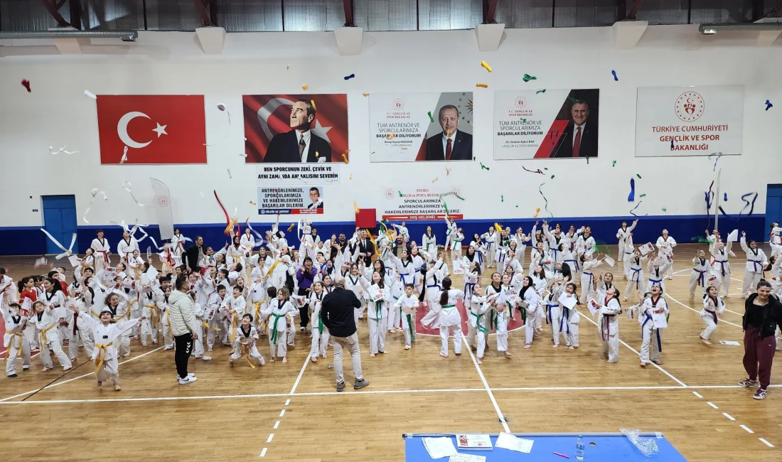 Gölcük Belediyespor bünyesindeki tekvando branşında bulunan 270 sporcu, düzenlenen törenle