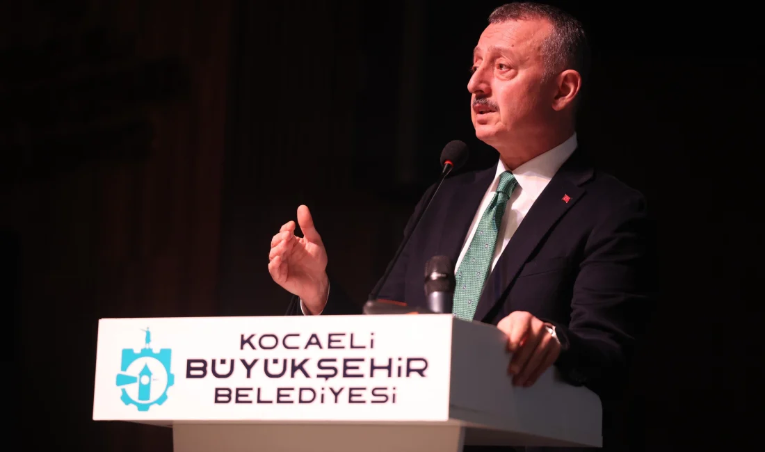 Kocaeli Büyükşehir Belediye Başkanı Tahir Büyükakın, kılavuz eğitim programında eğitimcilerle