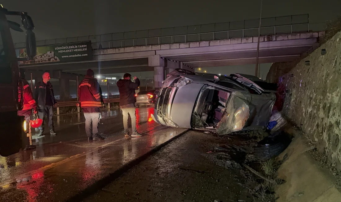 Kocaeli'de otomobil ile çarpışan hafif ticari araç yan yattı. Kazada