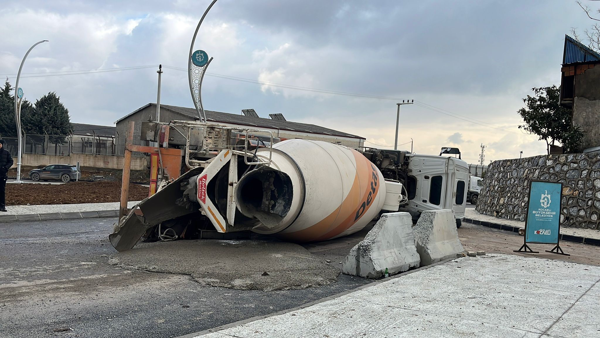 Kocaeli'nin Gebze ilçesinde kontrolden çıkarak devrilen beton mikserin sürücüsü kazayı