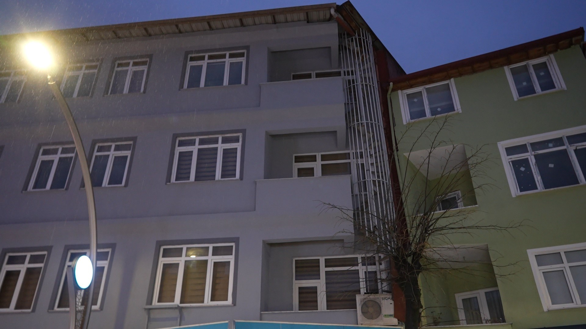 Kocaeli'nin Derince ilçesinde bir intihar olayıyla ortaya çıkan ruhsatsız apart