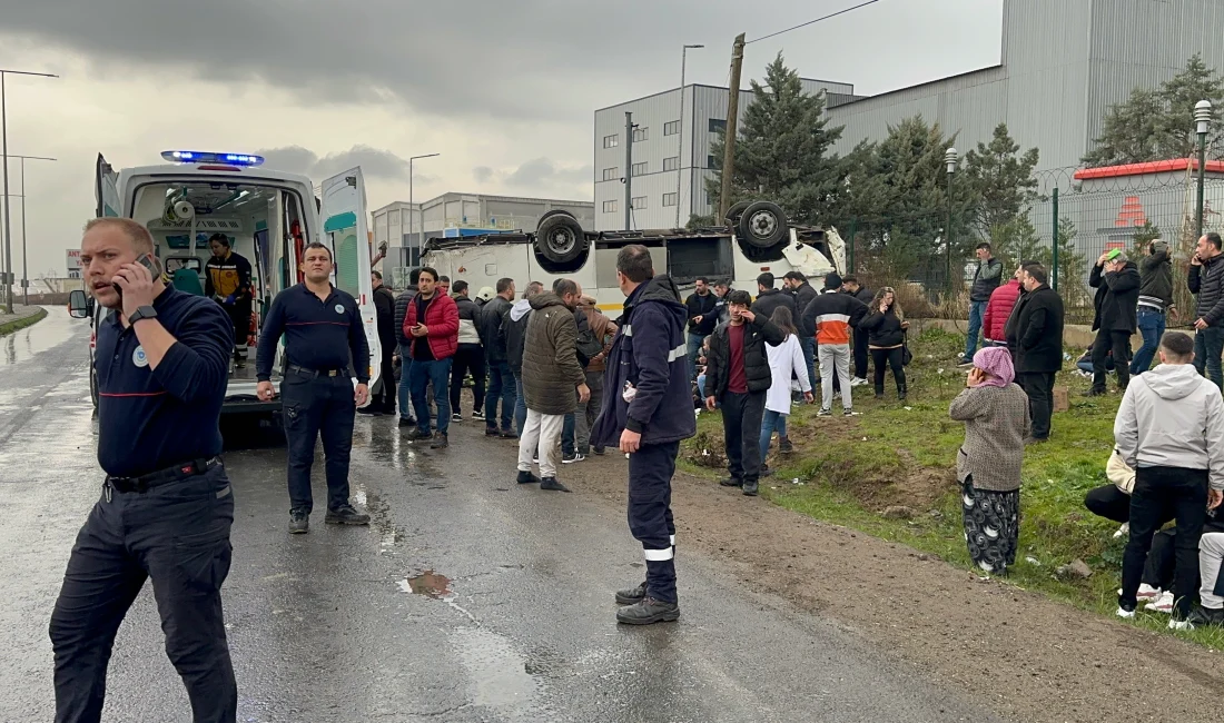 Tekirdağ'ın Muratlı ilçesinde fabrika işçilerini taşıyan servis midübüsünün takla atması