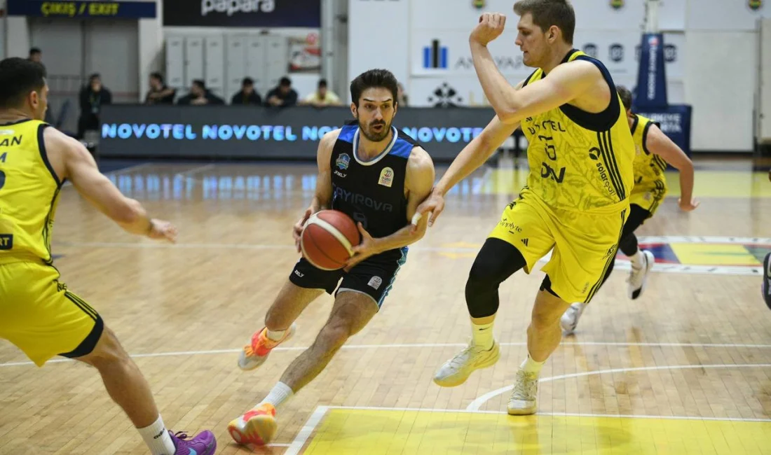 Türkiye Basketbol Ligi 25. hafta karşılaşmasında deplasmanda Fenerbahçe Koleji Novotel