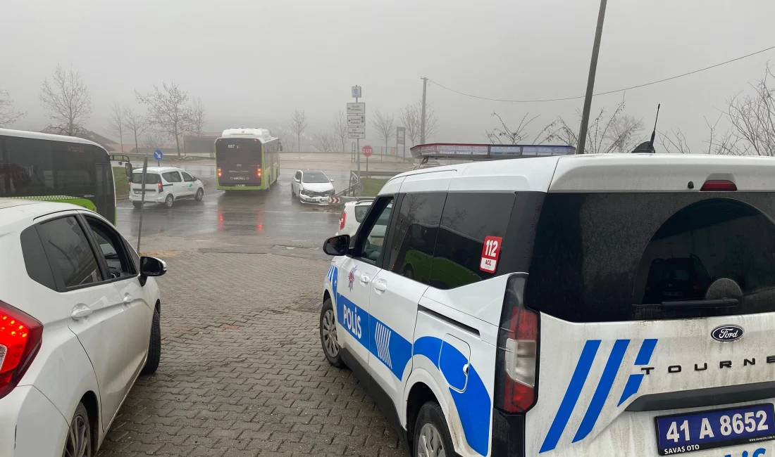 Kocaeli'nin İzmit ilçesinde iki otomobilin çarpıştığı kazada 2 sürücü de