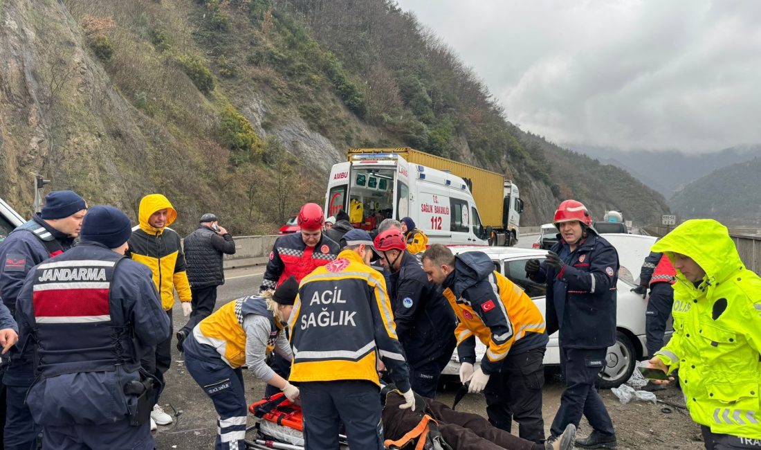 Sakarya’nın Geyve ilçesi D-650 kara yolunda yağışın etkisi ile kayganlaşan
