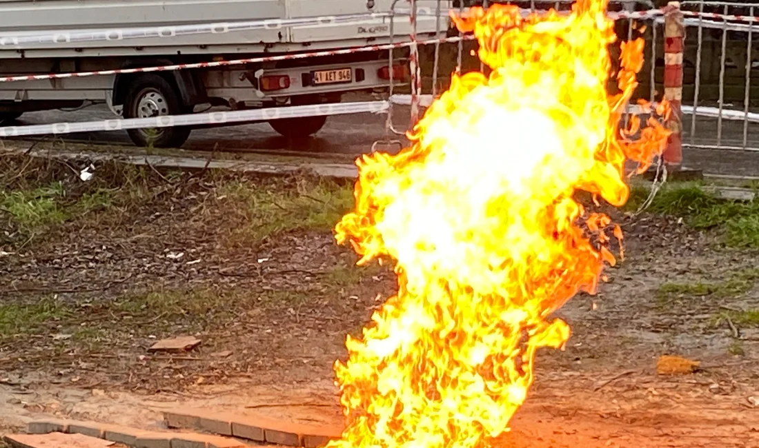 Kocaeli'nin Kartepe ilçesinde 3 gündür yanmaya devam eden metan gazıyla