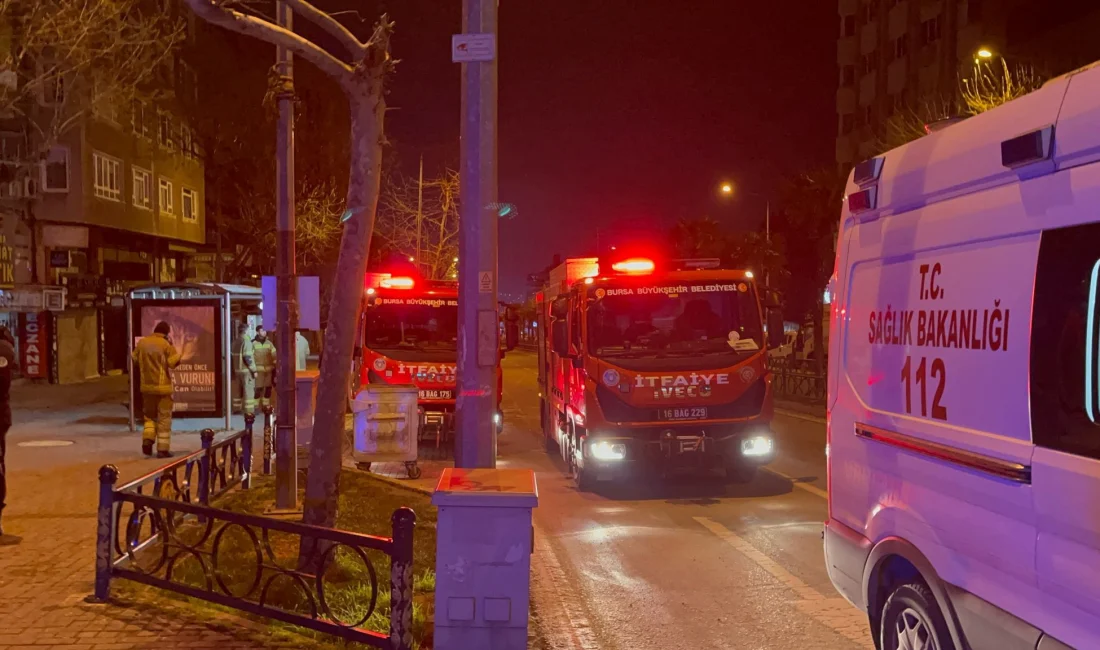 Bursa'nın Osmangazi ilçesinde bir iş hanında çıkan yangın, itfaiye ekiplerince