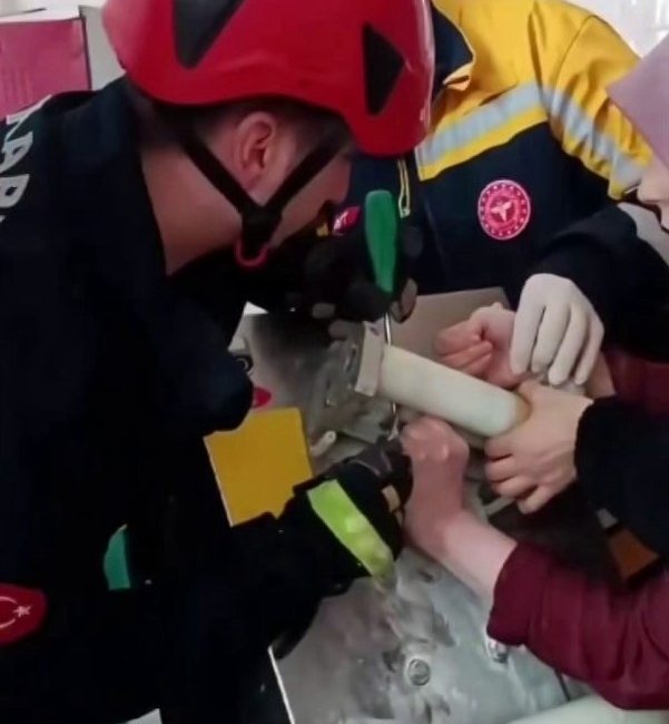Kız öğrenci yurdunun mutfağında öğrencilere lahmacun yaptığı esnada parmağı hamur