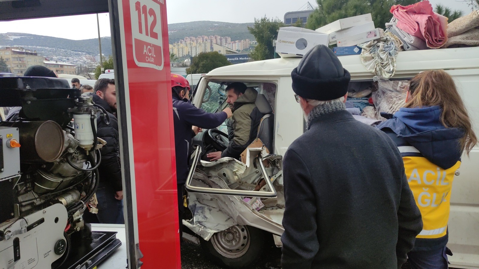 Bursa’nın Orhangazi ilçesinde meydana gelen trafik kazasında yol ortasına düşen
