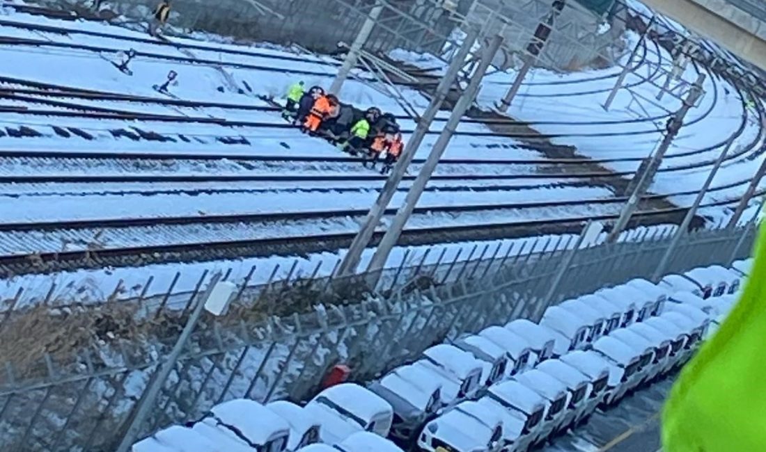 Kocaeli'de Port Yarımca Limanı'na indirilen sıfır otomobil, kontrolden çıkarak tren