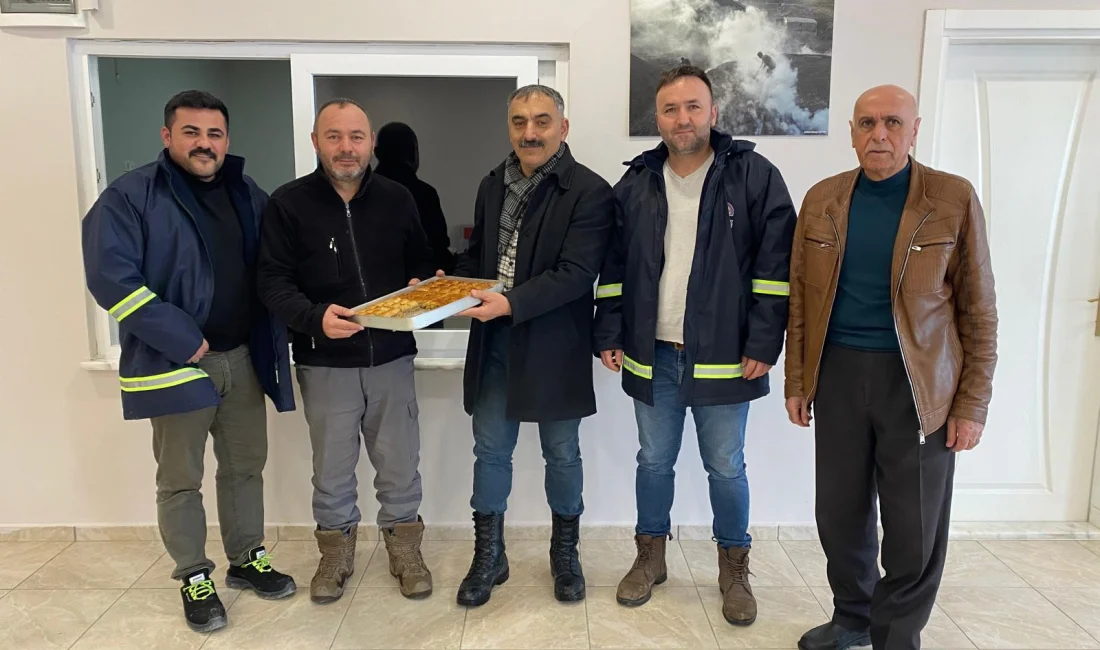 Körfez İlimtepe Mahalllesi'nde karla mücadele çalışmalarına devam eden ekiplere muhtar