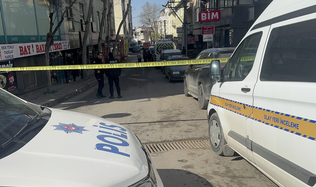 Kocaeli'nin Darıca ilçesinde bir kişi, sokak ortasında silahlı saldırıya uğradı.