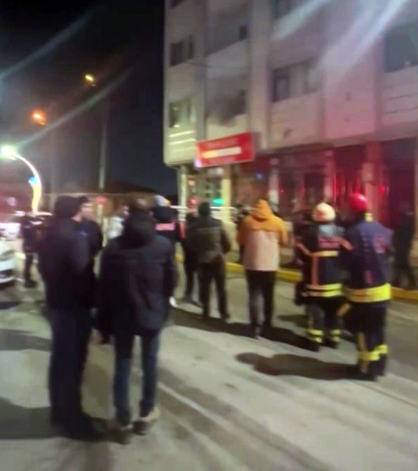 Kocaeli'nin Derince ilçesinde 5 katlı bir binada evin banyosundaki fayansların