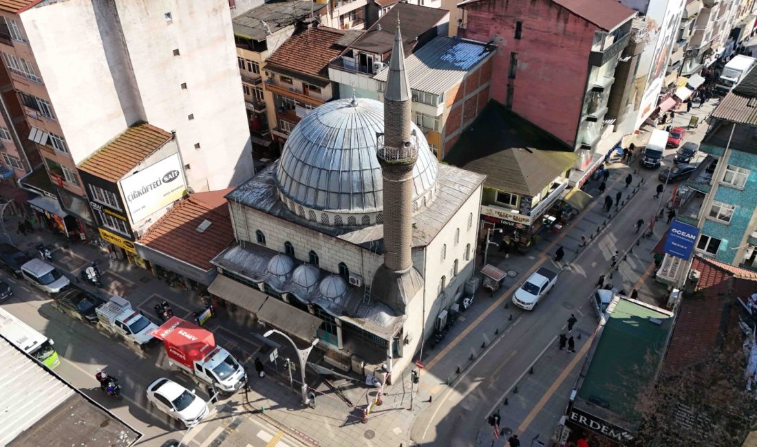 Yangında hasar gören Akça Camii’nde incelemede bulunan Büyükşehir Genel Sekreter