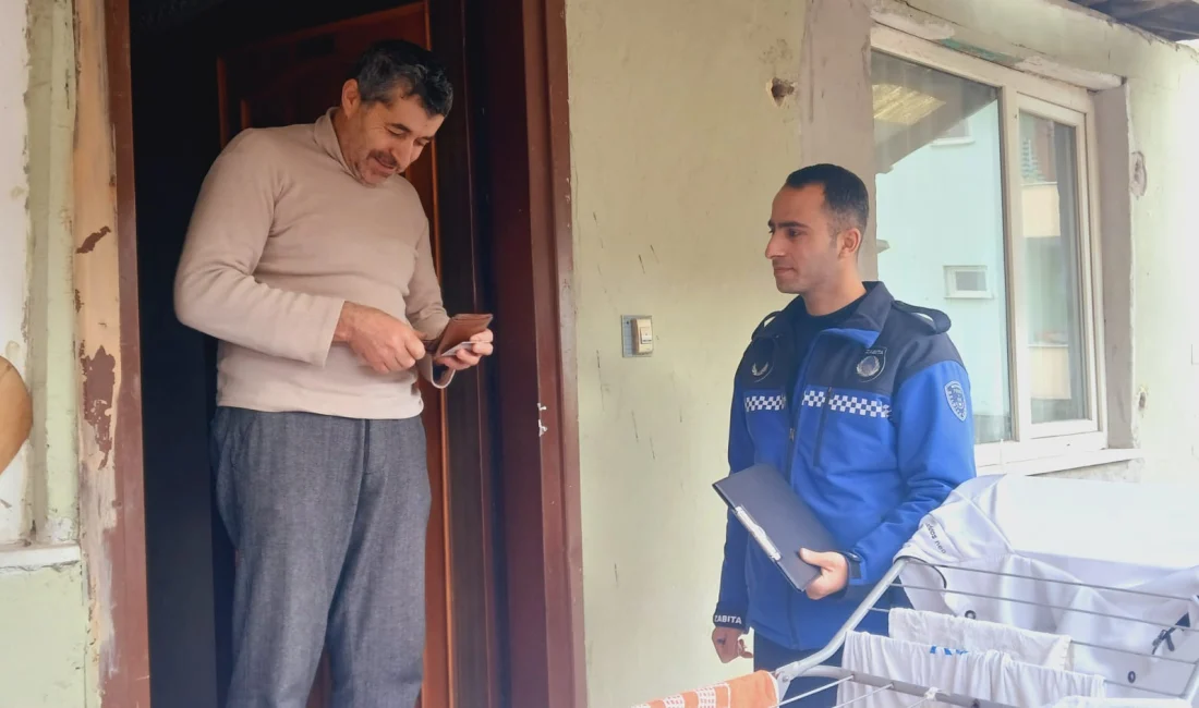Büyükşehir zabıtası, İzmit Cumhuriyet Bulvarı’nda düşürülen cüzdanı kısa sürede sahibine