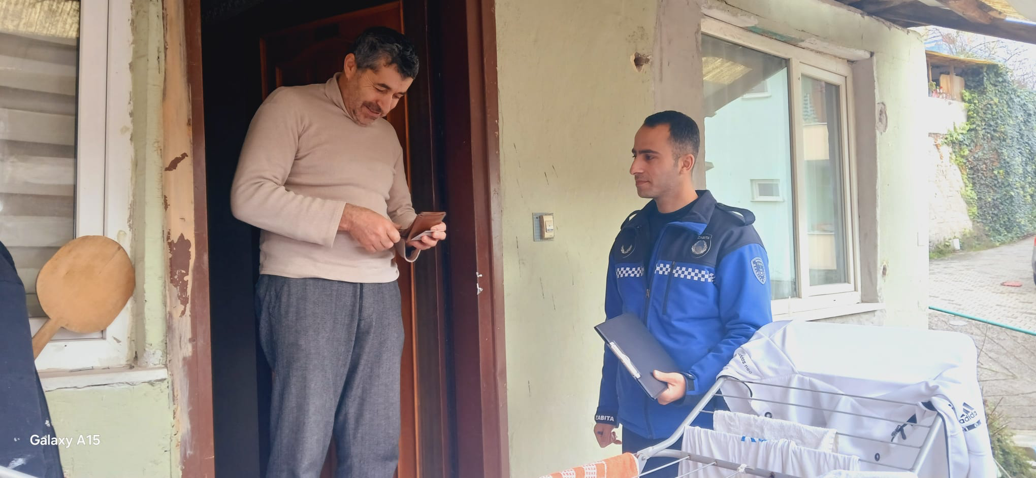 Büyükşehir zabıtası, İzmit Cumhuriyet Bulvarı’nda düşürülen cüzdanı kısa sürede sahibine