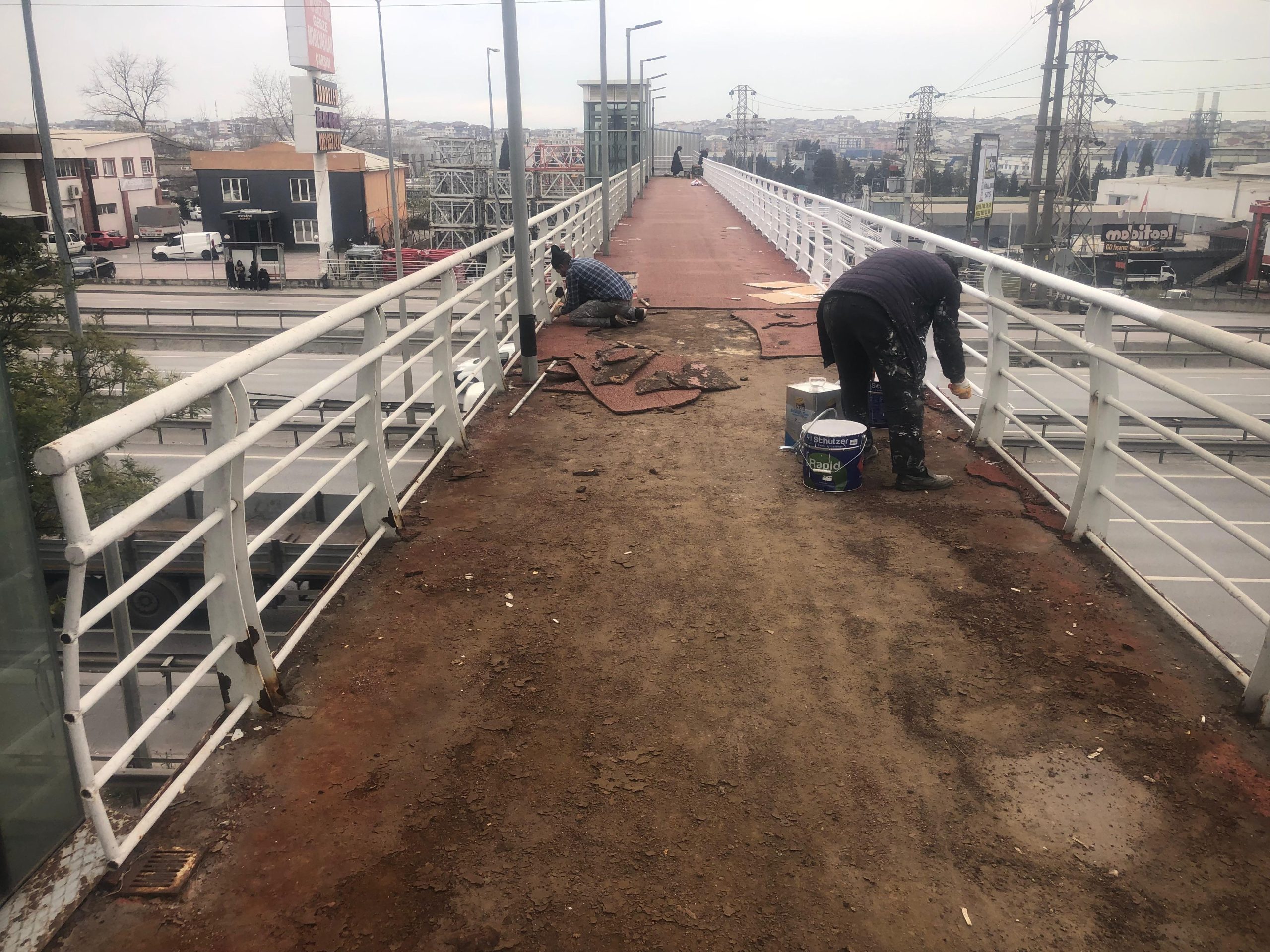 Büyükşehir Belediyesi, Gebze Mobilyacılar Çarşısı mevkii D-100 Karayolu üzerinde bulunan