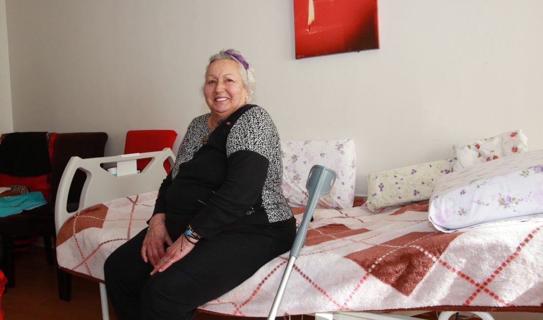 Büyükşehir’in yürüttüğü “Hayata Tutun” projesinden faydalanan Hesna Ümran Kandoğdu, evindeki
