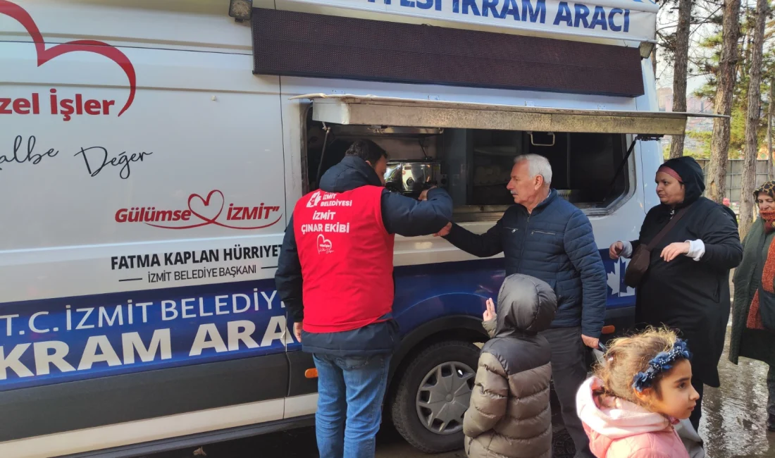 İzmit Belediyesi Çınar Ekibi, Perşembe Pazarı’nda pazar esnafı ve alışveriş