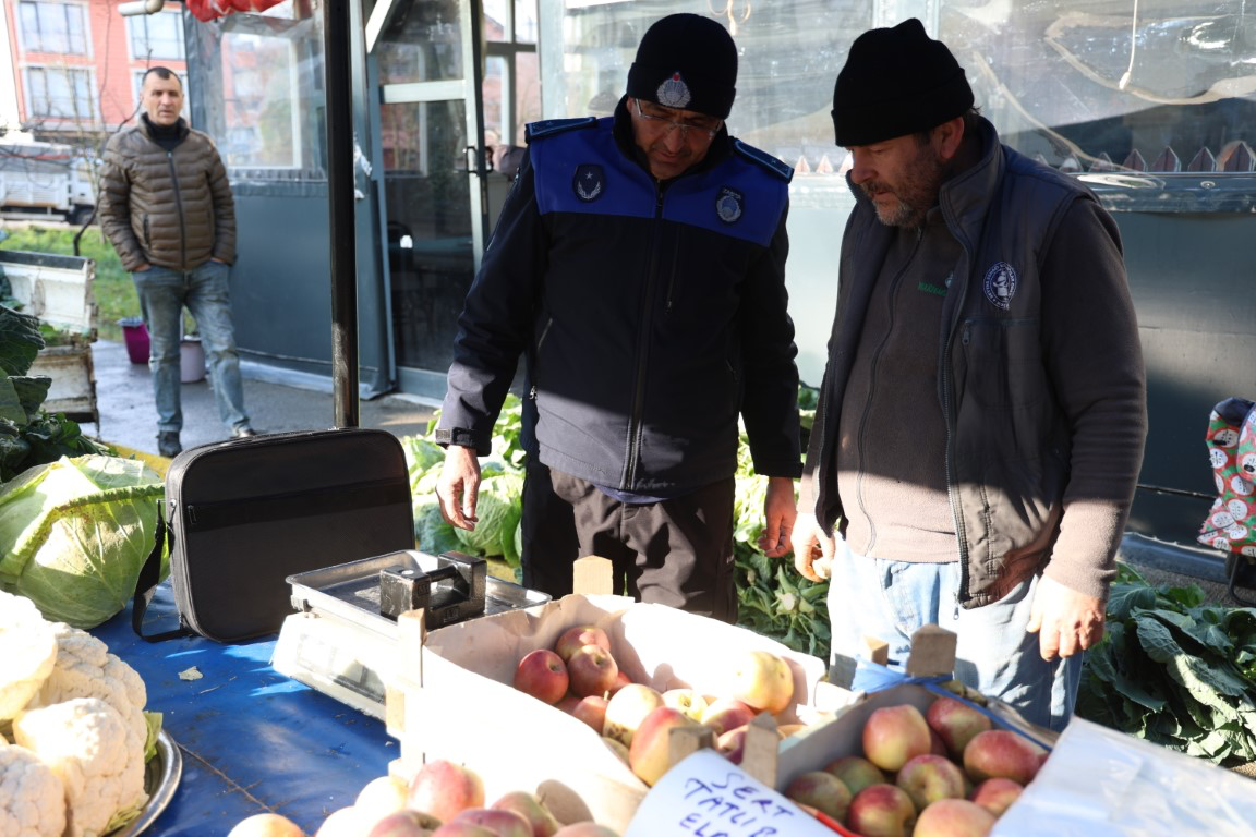 Kartepe Belediyesi Zabıta Müdürlüğü ekipleri, ilçe genelinde pazar yerlerinde denetim