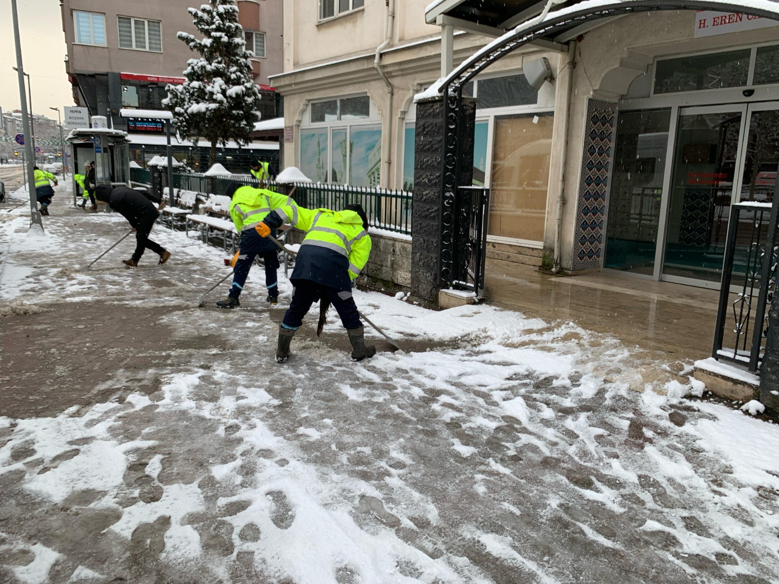 Kocaeli Büyükşehir, yoğun kar yağışında vatandaşların mağdur olmaması ve yolların