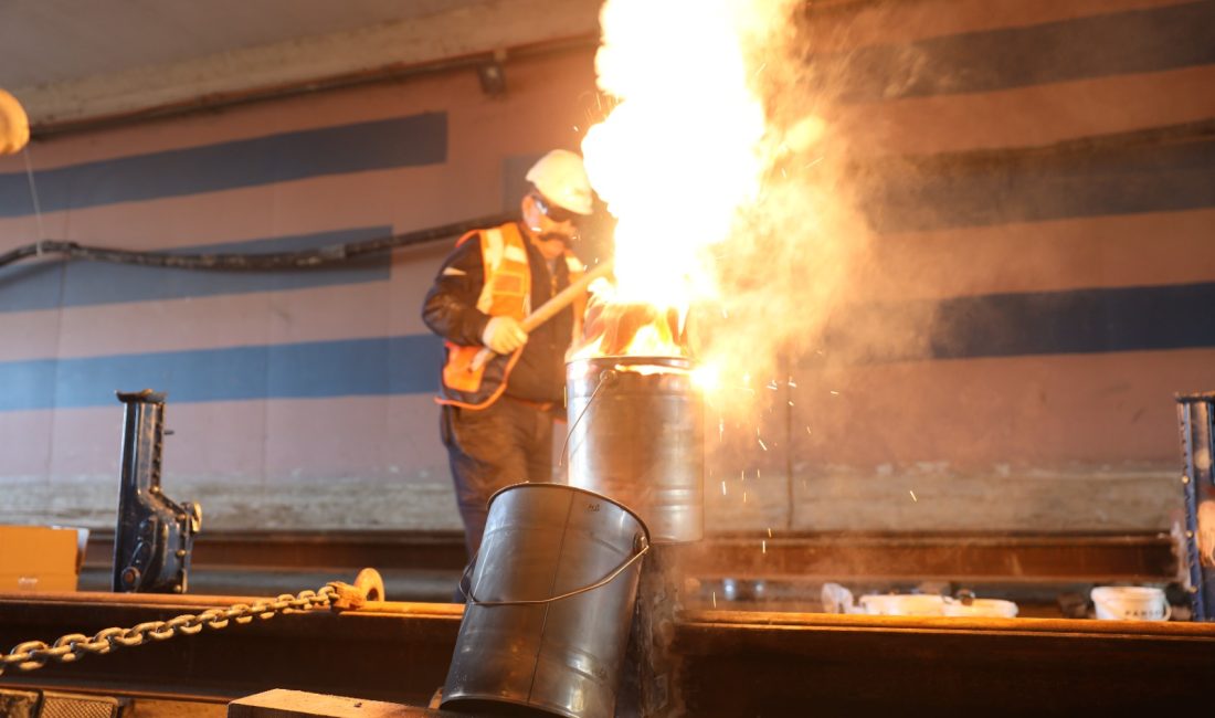 Büyükşehir’in “Alikahya Stadyum Tramvay Hattı” projesinde döşenen rayların kaynakları yapılmaya