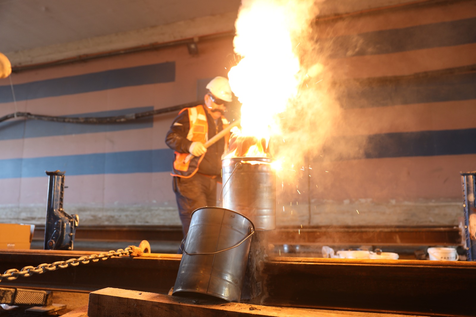 Büyükşehir’in “Alikahya Stadyum Tramvay Hattı” projesinde döşenen rayların kaynakları yapılmaya