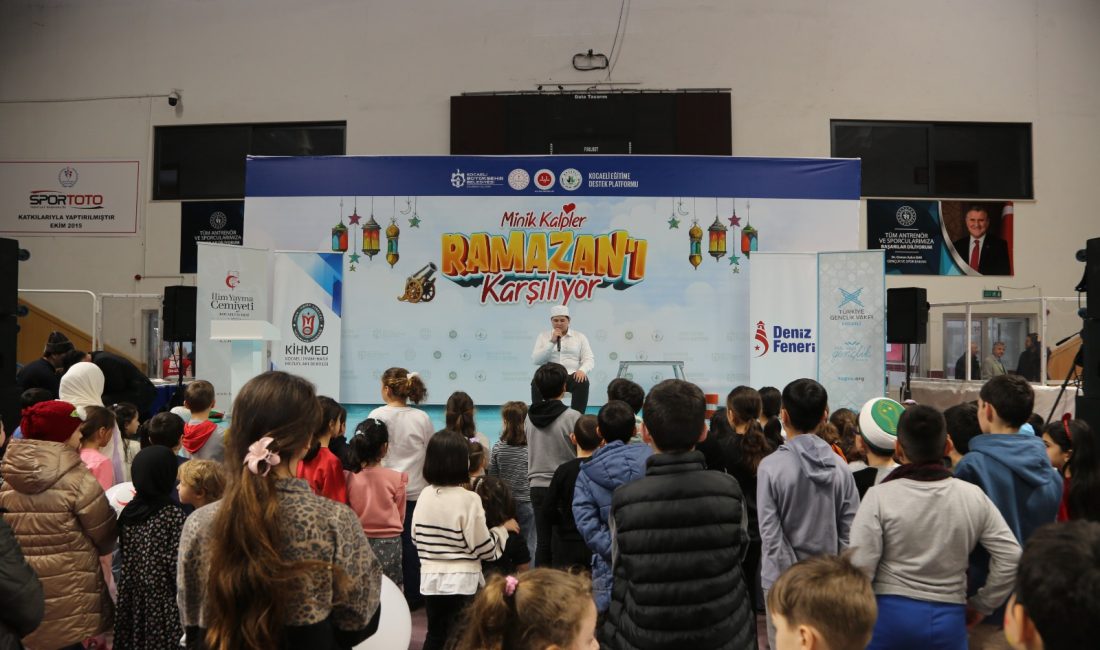 Büyükşehir’in “Minik Kalpler Ramazanı Karşılıyor” etkinliğinde bir araya gelen çocuklar,