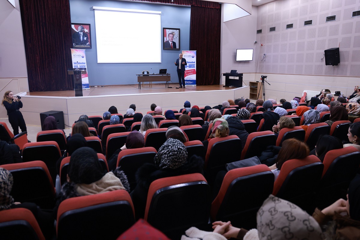 Büyükşehir’in düzenlediği sağlık seminerinde, rahim ağzı kanserinden korunmanın yöntemleri anlatıldı