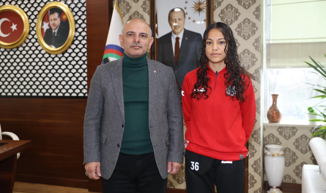 Körfez Belediyesi Gençlerbirliği Kadın Futbol Kulübü oyuncusu Medine Ravza Güleç,